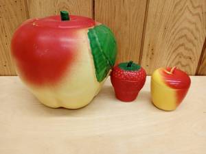 lot 163 image: Vintage Hull Pottery Blushing apple Cookie Jar with Cover