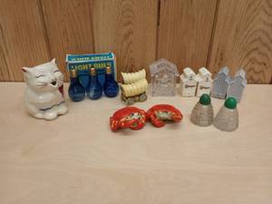 lot 164 image: Vintage Shawnee Puss n Boots Cat Creamer Pitcher, and Assortment Salt and Pepper Shaker Sets