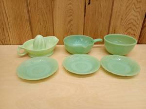 lot 165 image: Vintage Fire King and McKee Jadeite Dishware Lot
