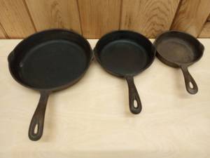 lot 179 image: Set Benjaman & Medwin cast iron pans
