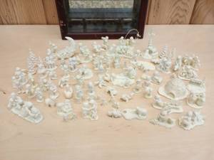 lot 186 image: Large Amount of Vintage Department 56 Miniature Pewter Snowbabies with Snowbabies Display Case