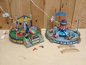 lot 189 image: Lemax Carole Town Animated Rides Cha Cha and Junior Flight School