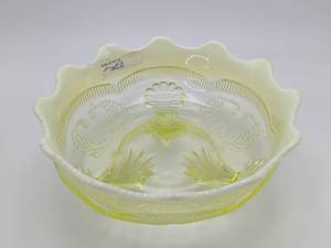 lot 14 image: Antique EAPG Wreath and Shell Pattern Vaseline Opaline Glass