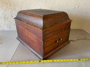 Nice Antique Victrola Victor Talking Machine