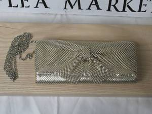 Jessica McClintock Haley Metallic Clutch w Bow Detail-Light Gold