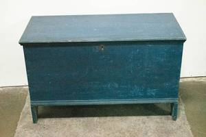 lot 70 image: Vintage Blue Painted Blanket Chest