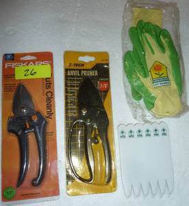 lot 26 image: 2 New Pruners, pair of gloves and garden markers