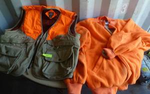 lot 127 image: Mens 2XL blaze orange hunting fleece and vest, pre-owned