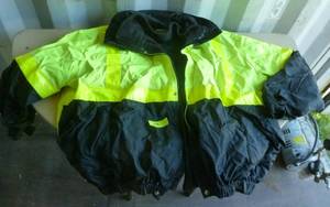 lot 128 image: Mens 4XL (seems more like 3XL) short jacket, very heavy nylon material