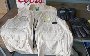 lot 182 image: Mens XL fishing vest, 2 pair of gloves size Large, all pre-owned