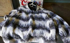 lot 183 image: 2XL fuzzy jacket, pre-owned