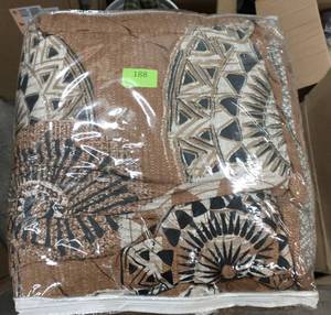 lot 188 image: Queen size comforter New