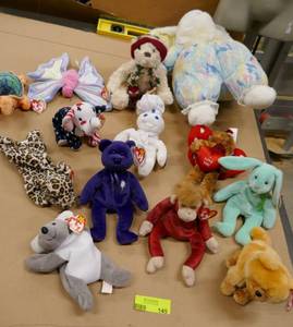 lot 195 image: Group of Beanie Babies and other plush animals