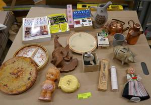 lot 207 image: Misc group of vintage items
