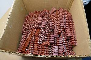 lot 214 image: Box of high temp terminal blocks