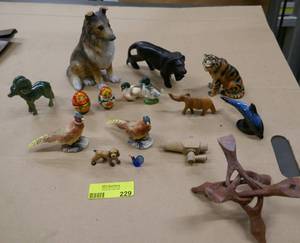 lot 229 image: Small and miniature dcor items wood, ceramic and marble