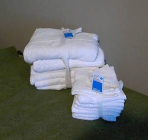 lot 278 image: Set of New White Bath Towels and washcloths