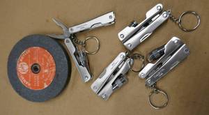 lot 22 image: Multi Knifes, grinding wheel, new bags of thumb screw knobs and reflectors