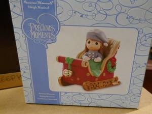 lot 198 image: New Vintage Precious Moments figures