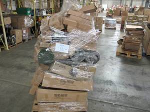lot 118 image: Pallet of Mostly NEW Vickerman Items
