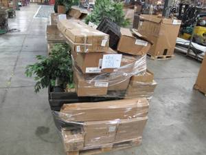 lot 131 image: Pallet of Mostly NEW Vickerman Items