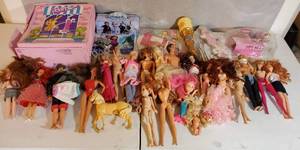 VINTAGE TO PRESENT LOT OF BARBIES POWERPUFF GIRLS BRATZ BARBIE CASE CLOTHES