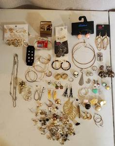 LOT OF COSTUME JEWELRY EARRINGS