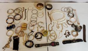 LOT OF COSTUME JEWELRY BRACELETS