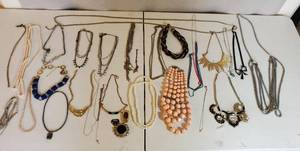LOT OF COSTUME JEWELRY NECKLACES