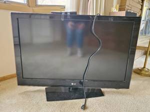 lot 11 image: LG 42 TV