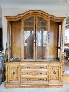 lot 15 image: Lighted Hutch