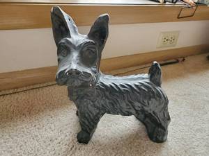 lot 21 image: Scottish Terrier Figurine