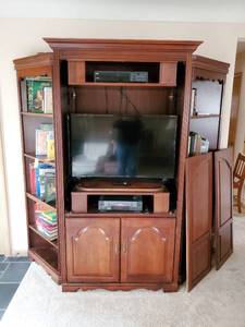 lot 30 image: Large Entertainment Center
