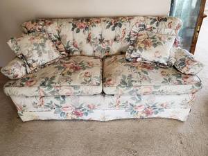 lot 33 image: Sofa