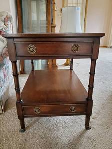 lot 34 image: End Table
