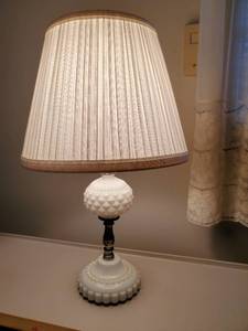 lot 52 image: Vintage Milk Glass Table Lamp
