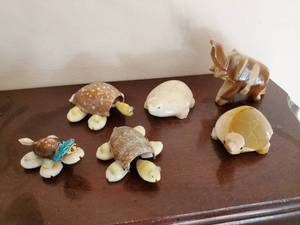 lot 77 image: Carved Onyx And Shell Figurines