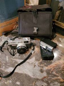 lot 95 image: Box Of Cameras