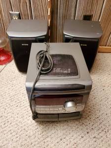 lot 116 image: Aiwa Sound System With Two Speakers