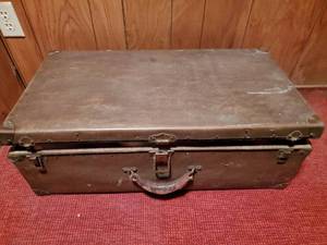 lot 129 image: Trunk With OldVintage Baby Dolls