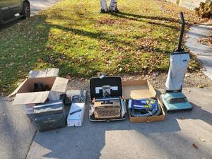 lot 146 image: Electronics Lot
