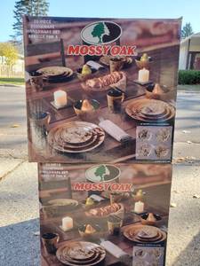 lot 148 image: Two Boxes Of Mossy Oak 20-Piece Stoneware Service For Four