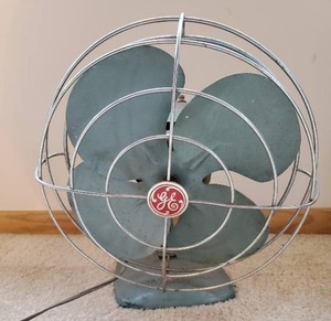lot 7 image: Old Metal GE Fan