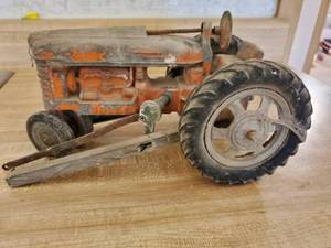 lot 9 image: Old Hubley Metal Toy Tractor