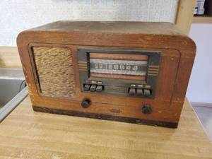 lot 10 image: Old RCA Victor Radio