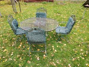 lot 303 image: Outdoor Patio Set