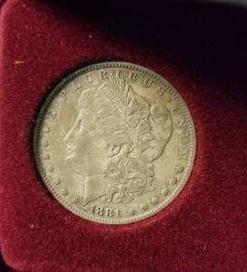 GROUP OF 5 US MORGAN SILVER DOLLARS IN RED COLLECTOR CASE AS PICTURED