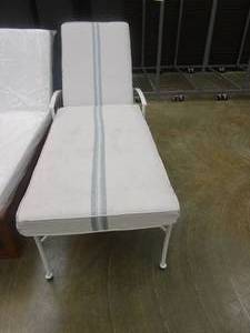 lot 530 image: Steel Lounge Chair with White & Green Cushion (CUSHION IS A LITTLE DIRTY, NICE CONDITION OTHERWISE)