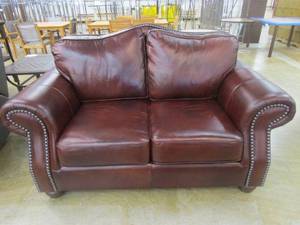 lot 535 image: 71 in Leather Brown Loveseat (COUPLE SCUFFS, OTHERWISE NICE CONDITION)