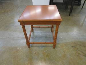 lot 550 image: 22 in Bamboo Side Table (SCUFF ON TOP, OTHERWISE NICE CONDITION)
